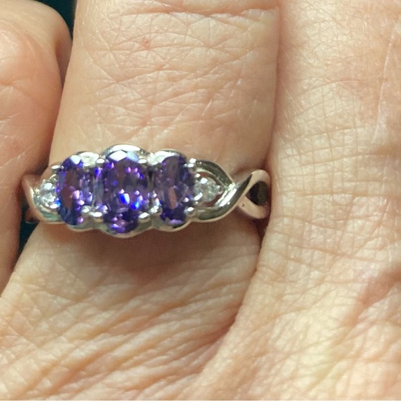 Sterling and amethyst ring. Size 7 stunning ring - Picture 5 of 6